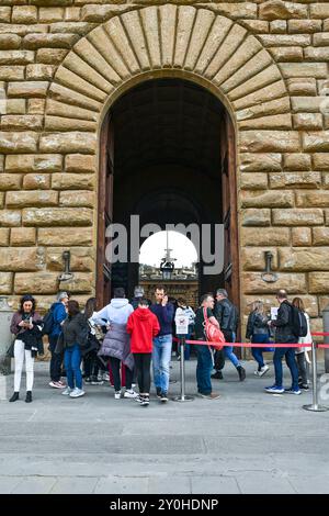 Touristen am Eingang des Palazzo Pitti, berühmter Museumskomplex im Oltrarno-Viertel von Florenz, Toskana, Italien Stockfoto