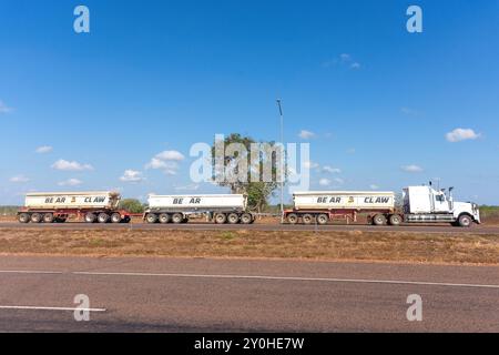 Ein Straßenzug mit drei Anhängern auf dem Stuart Highway, Noonamah, Northern Territory, Australien Stockfoto