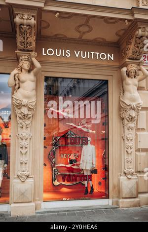 Wien, Österreich - 6. August 2024: Fassade der Louis Vuitton Boutique im Zentrum von Wien Stockfoto