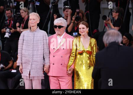 Venedig 2. September 2024 Julianne Moore, Tilda Swinton und Pedro Almodovar beleuchten beim Filmfestival in Venedig den roten Teppich, bevor sie ihren neuen Film „The Room Next Door“ zur Uraufführung bringen. Stockfoto