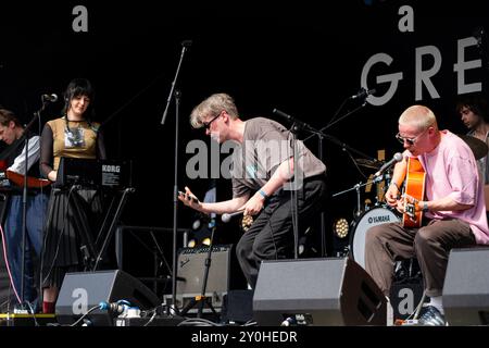 BLUE BENDY, KONZERT, 2024: Die Band Blue Bendy spielt die Walled Garden Stage. Tag 2 des Green man Festivals 2024 im Glanusk Park, Brecon, Wales am 16. August 2024. Foto: Rob Watkins. INFO: Blue Bendy ist eine South London Band, die für ihren eklektischen, genreübergreifenden Sound bekannt ist, der Art-Rock, Post-Punk und experimentellen Pop verbindet. Ihre Musik zeichnet sich durch komplizierte Arrangements, dynamische Veränderungen und introspektive Texte aus, die eine einzigartige, zukunftsorientierte klangliche Identität schaffen. Stockfoto