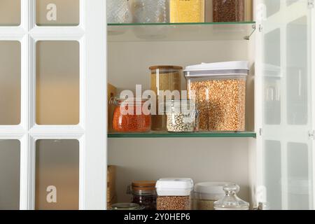 Verschiedene Arten von Getreide und Hülsenfrüchten in Küchen Stockfoto