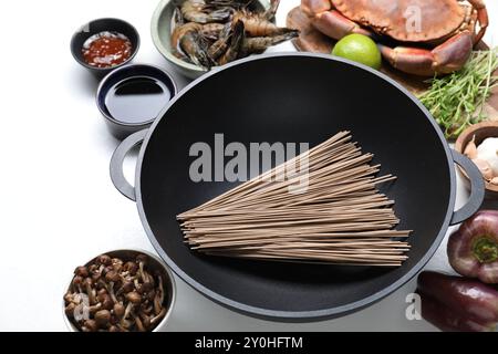 Verschiedene Zutaten für Wok auf weißem Tisch Stockfoto