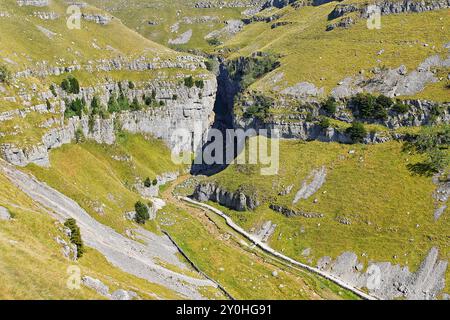 Ein erhöhter Blick auf Gordale Scar im Yorkshire Dales National Park, North Yorkshire, UK Stockfoto