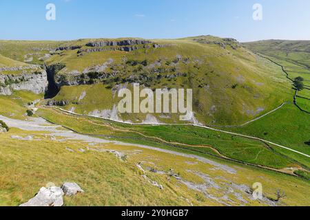 Ein erhöhter Blick auf Gordale Scar im Yorkshire Dales National Park, North Yorkshire, UK Stockfoto