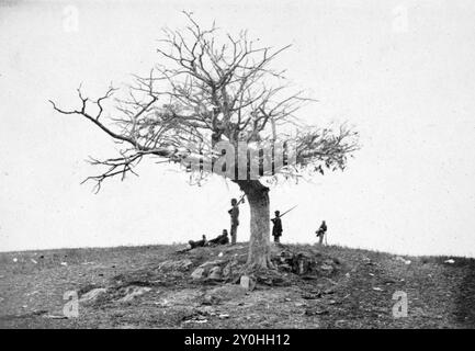 Ein einsames Grab auf dem Schlachtfeld von Antietam, fünf Soldaten in der Nähe eines einzigen Grabes für Pvt. John Marshall, Company L, 28. Pennsylvania Freiwillige unter einem Baum auf dem Schlachtfeld von Antietam während des Amerikanischen Bürgerkriegs Stockfoto