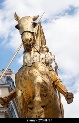 Reiterstatue von Jeanne d'Arc auf dem Place des Pyramides in Paris - Frankreich Stockfoto