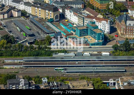 Luftbild, Hauptbahnhof Hbf mit Bahnsteigen und ZOB Busbahnhof, Einkaufszentrum Bahnhofsvorplatz, Altstadt, Gelsenkirchen, Ruhrgebiet, Nordrhein-Westfalen, Deutschland ACHTUNGxMINDESTHONORARx60xEURO *** Luftaufnahme, Hauptbahnhof Hbf mit Bahnsteigen und ZOB-Busbahnhof, Einkaufszentrum Bahnhof Vorplatz, Altstadt, Gelsenkirchen, Ruhrgebiet, Nordrhein-Westfalen, Deutschland ACHTUNGxMINDESTHONORARx60xEURO Stockfoto