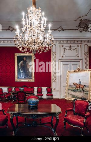 Wien, Österreich - 6. August 2024: Die Kaiserappartements in Wien, das Sisi-Museum und die Hofburg-Innenräume Stockfoto