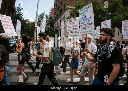 NEW YORK, NEW YORK - 2. SEPTEMBER 2024: Demonstranten marschieren durch die Straßen von Manhattan, um die israelische Besatzung zu beenden Stockfoto