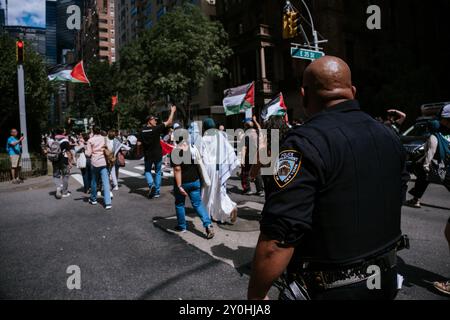 NEW YORK, NEW YORK - 2. SEPTEMBER 2024: Demonstranten marschieren durch die Straßen von Manhattan, um die israelische Besatzung zu beenden Stockfoto