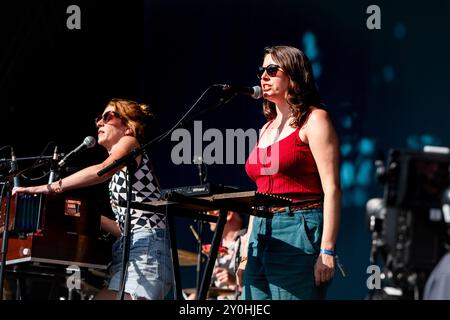 JOHNNY FLYNN, KONZERT, 2024: Lillie Flynn (links) Schwester des Schauspielers und Sängers Johnny Flynn spielt am Nachmittag bei Sommersonne auf der Mountain Stage. Tag 2 des Green man Festivals 2024 im Glanusk Park, Brecon, Wales am 16. August 2024. Foto: Rob Watkins. INFO: Johnny Flynn ist ein britischer Singer-Songwriter, Musiker und Schauspieler, der für seinen volkstümlichen Sound bekannt ist. Seine Musik verbindet traditionelles Folk mit Indie-Rock und bietet poetische Texte und akustische Melodien. Flynn ist ebenfalls ein erfolgreicher Schauspieler und verbindet seine Musikkarriere mit bemerkenswerten Rollen in Film und Theater. Stockfoto