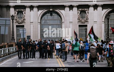 NEW YORK, NEW YORK - 2. SEPTEMBER 2024: Demonstranten marschieren durch die Straßen von Manhattan, um die israelische Besatzung zu beenden Stockfoto