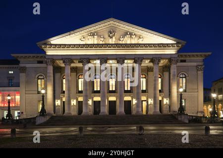 München – 17. April 2024: Münchner Nationaltheater oder Nationaltheater auf dem Max-Joseph-Platz. Heimat der Bayerischen Staatsoper Stockfoto