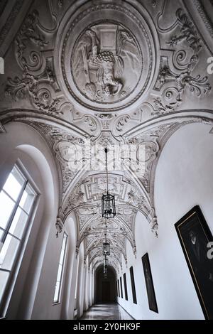 München, Deutschland - 18. April 2024: Bogengang mit Stuckdecke, Münchner Residenz Stockfoto