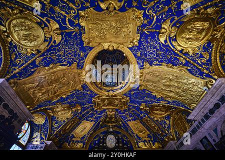 München, Deutschland - 18. April 2024: Goldene luxuriöse königliche Kapellendecke im Residenzmuseum, dem ehemaligen Königspalast des bayerischen Monarchen Stockfoto