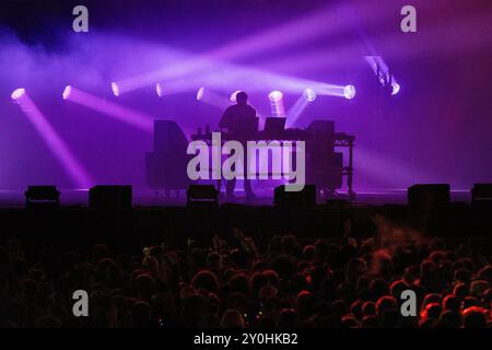 JON HOPKINS, HEADLINER, GREEN MAN FESTIVAL: Dance Music Pioneer und Filmkomponist Jon Hopkins HEADLINER der Mountain Stage. Tag 2 des Green man Festivals 2024 im Glanusk Park, Brecon, Wales am 16. August 2024. Foto: Rob Watkins. INFO: Jon Hopkins ist ein britischer Produzent und Komponist für elektronische Musik, der für seine komplizierten, atmosphärischen Soundlandschaften bekannt ist. Seine Arbeit verbindet Ambient-, Techno- und klassische Elemente und ist sowohl emotional resonant als auch rhythmisch komplex, was ihn zu einer führenden Figur in der zeitgenössischen elektronischen Musik macht. Stockfoto