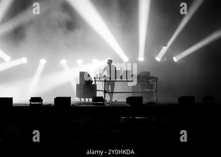 JON HOPKINS, HEADLINER, GREEN MAN FESTIVAL: Dance Music Pioneer und Filmkomponist Jon Hopkins HEADLINER der Mountain Stage. Tag 2 des Green man Festivals 2024 im Glanusk Park, Brecon, Wales am 16. August 2024. Foto: Rob Watkins. INFO: Jon Hopkins ist ein britischer Produzent und Komponist für elektronische Musik, der für seine komplizierten, atmosphärischen Soundlandschaften bekannt ist. Seine Arbeit verbindet Ambient-, Techno- und klassische Elemente und ist sowohl emotional resonant als auch rhythmisch komplex, was ihn zu einer führenden Figur in der zeitgenössischen elektronischen Musik macht. Stockfoto