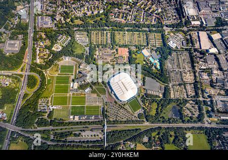 Luftbild, Veltins-Arena Bundesligastadion des FC Schalke 04 mit geschlossenem Dach und ausgefahrenem Spielfeld Rasen, Trainingsplätze und Hotelanlage Stays by Friends, Autobahn A2 und Kurt Schumacher Straße, Parkplätze, Erle, Gelsenkirchen, Ruhrgebiet, Nordrhein-Westfalen, Deutschland ACHTUNGxMINDESTHONORARx60xEURO *** Luftaufnahme, Veltins Arena Bundesliga Stadion des FC Schalke 04 mit geschlossenem Dach und erweitertem Spielplatz Rasen, Trainingsgelände und Hotelaufenthalte bei Freunden, Autobahn A2 und Kurt Schumacher Straße, Parkplätze, Erle, Gelsenkirchen, Ruhrgebiet, Nordrhein-Westfalen, Deutschland ATTE Stockfoto