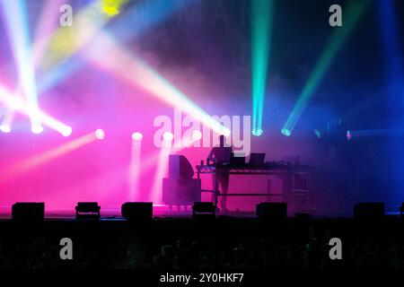 JON HOPKINS, HEADLINER, GREEN MAN FESTIVAL: Dance Music Pioneer und Filmkomponist Jon Hopkins HEADLINER der Mountain Stage. Tag 2 des Green man Festivals 2024 im Glanusk Park, Brecon, Wales am 16. August 2024. Foto: Rob Watkins. INFO: Jon Hopkins ist ein britischer Produzent und Komponist für elektronische Musik, der für seine komplizierten, atmosphärischen Soundlandschaften bekannt ist. Seine Arbeit verbindet Ambient-, Techno- und klassische Elemente und ist sowohl emotional resonant als auch rhythmisch komplex, was ihn zu einer führenden Figur in der zeitgenössischen elektronischen Musik macht. Stockfoto