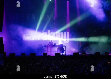 JON HOPKINS, HEADLINER, GREEN MAN FESTIVAL: Dance Music Pioneer und Filmkomponist Jon Hopkins HEADLINER der Mountain Stage. Tag 2 des Green man Festivals 2024 im Glanusk Park, Brecon, Wales am 16. August 2024. Foto: Rob Watkins. INFO: Jon Hopkins ist ein britischer Produzent und Komponist für elektronische Musik, der für seine komplizierten, atmosphärischen Soundlandschaften bekannt ist. Seine Arbeit verbindet Ambient-, Techno- und klassische Elemente und ist sowohl emotional resonant als auch rhythmisch komplex, was ihn zu einer führenden Figur in der zeitgenössischen elektronischen Musik macht. Stockfoto