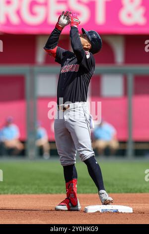 Kansas City, MO, USA. September 2024. Der zweite Baseman Andres Gimenez (0) der Cleveland Guardians reagiert auf sein erstes Inning-Doppelspiel gegen die Kansas City Royals im Kauffman Stadium in Kansas City, MO. David Smith/CSM/Alamy Live News Stockfoto