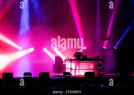 JON HOPKINS, HEADLINER, GREEN MAN FESTIVAL: Dance Music Pioneer und Filmkomponist Jon Hopkins HEADLINER der Mountain Stage. Tag 2 des Green man Festivals 2024 im Glanusk Park, Brecon, Wales am 16. August 2024. Foto: Rob Watkins. INFO: Jon Hopkins ist ein britischer Produzent und Komponist für elektronische Musik, der für seine komplizierten, atmosphärischen Soundlandschaften bekannt ist. Seine Arbeit verbindet Ambient-, Techno- und klassische Elemente und ist sowohl emotional resonant als auch rhythmisch komplex, was ihn zu einer führenden Figur in der zeitgenössischen elektronischen Musik macht. Stockfoto