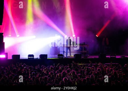 JON HOPKINS, HEADLINER, GREEN MAN FESTIVAL: Dance Music Pioneer und Filmkomponist Jon Hopkins HEADLINER der Mountain Stage. Tag 2 des Green man Festivals 2024 im Glanusk Park, Brecon, Wales am 16. August 2024. Foto: Rob Watkins. INFO: Jon Hopkins ist ein britischer Produzent und Komponist für elektronische Musik, der für seine komplizierten, atmosphärischen Soundlandschaften bekannt ist. Seine Arbeit verbindet Ambient-, Techno- und klassische Elemente und ist sowohl emotional resonant als auch rhythmisch komplex, was ihn zu einer führenden Figur in der zeitgenössischen elektronischen Musik macht. Stockfoto