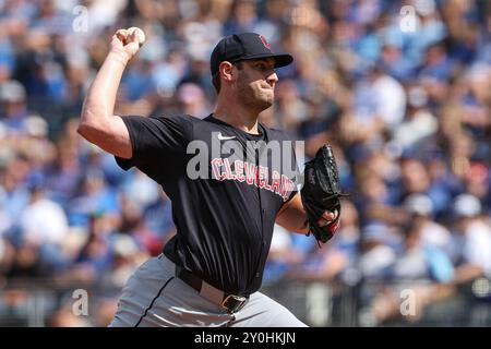 Kansas City, MO, USA. September 2024. Die Cleveland Guardians starteten den Pitcher Gavin Williams (32) während des ersten Inning gegen die Kansas City Royals im Kauffman Stadium in Kansas City, MO. David Smith/CSM/Alamy Live News Stockfoto