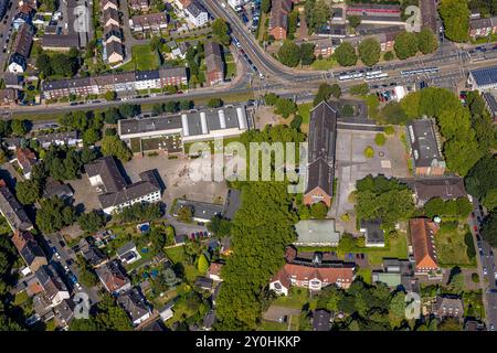 Luftbild, Gesamtschule Horst und Mehrzweckhalle, evang. Paul-Gerhardt-Kirche, Omnibusse an der Bushaltestelle Schmalhorststraße, Horst, Gelsenkirchen, Ruhrgebiet, Nordrhein-Westfalen, Deutschland ACHTUNGxMINDESTHONORARx60xEURO *** Luftansicht, Horst umfassende Schul- und Mehrzweckhalle, evang Paul Gerhardt Kirche, Busse an der Bushaltestelle Schmalhorststraße, Horst, Gelsenkirchen, Ruhrgebiet, Nordrhein-Westfalen, Deutschland ATTENTIONxMINDESTHONORARx60xEURO Stockfoto