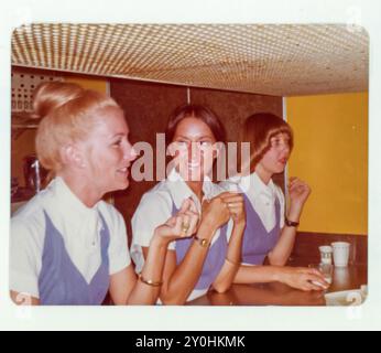 Pan am Crew feiert Geburtstag im Flug mit einer Boeing 747, 1973 Stockfoto