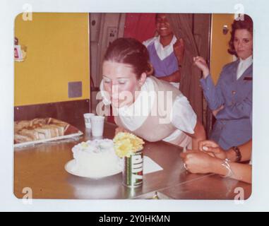 Pan am Crew feiert Geburtstag im Flug mit einer Boeing 747, 1973 Stockfoto