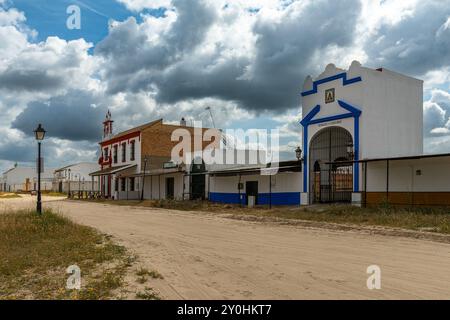 Sandstraße und Bruderschaftsgebäude in El Rocio, Andalusien, Spanien Stockfoto