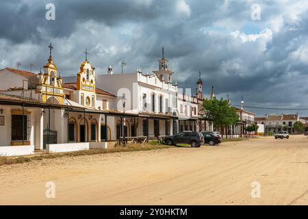 Sandstraße und Bruderschaftsgebäude in El Rocio, Andalusien, Spanien Stockfoto