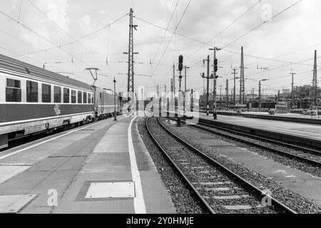 Der Zug von Budapest in Ungarn nach Timisoara in Rumänien, am Bahnhof Budapest Keleti mit Blick auf den Bahnsteig und die Wagen. Stockfoto