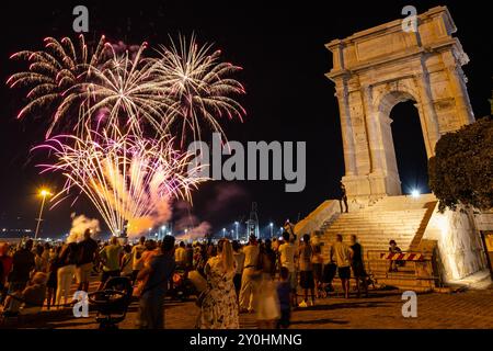 Ancona, Italien - 09-01-2024 - Feuerwerk bei Festa del Mare 2024 in der Nähe des Traiano Arc Stockfoto