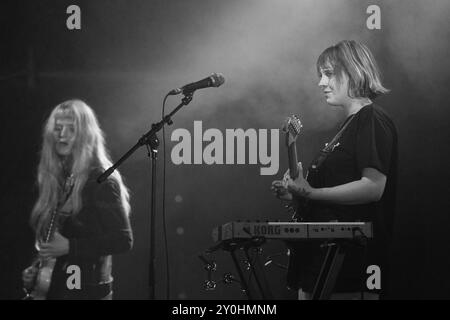 LOME GARDEN, KONZERT, 2024: Chloe Howard von der Band Lime Garden spielt die Far Out Stage. Tag 2 des Green man Festivals 2024 im Glanusk Park, Brecon, Wales. Foto: Rob Watkins. INFO: Lime Garden wurde 2019 gegründet und ist eine Indie-Band aus Brighton. Sie sind bekannt für ihren lebendigen Indie-Pop-Sound, der eingängige Melodien mit energischer Instrumentierung und introspektiven Texten verbindet. Stockfoto