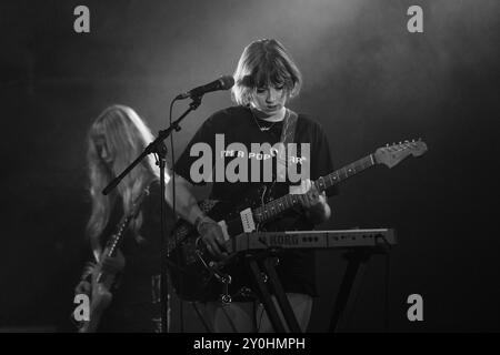 LOME GARDEN, KONZERT, 2024: Chloe Howard von der Band Lime Garden spielt die Far Out Stage. Tag 2 des Green man Festivals 2024 im Glanusk Park, Brecon, Wales. Foto: Rob Watkins. INFO: Lime Garden wurde 2019 gegründet und ist eine Indie-Band aus Brighton. Sie sind bekannt für ihren lebendigen Indie-Pop-Sound, der eingängige Melodien mit energischer Instrumentierung und introspektiven Texten verbindet. Stockfoto