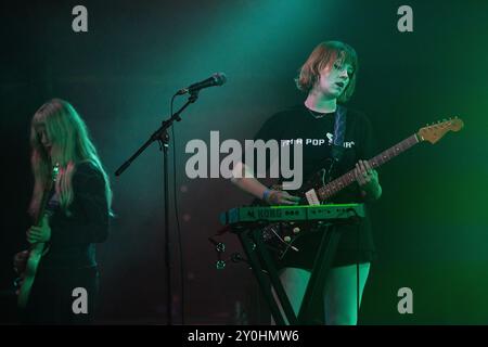 LOME GARDEN, KONZERT, 2024: Chloe Howard von der Band Lime Garden spielt die Far Out Stage. Tag 2 des Green man Festivals 2024 im Glanusk Park, Brecon, Wales. Foto: Rob Watkins. INFO: Lime Garden wurde 2019 gegründet und ist eine Indie-Band aus Brighton. Sie sind bekannt für ihren lebendigen Indie-Pop-Sound, der eingängige Melodien mit energischer Instrumentierung und introspektiven Texten verbindet. Stockfoto