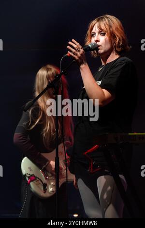 LOME GARDEN, KONZERT, 2024: Chloe Howard von der Band Lime Garden spielt die Far Out Stage. Tag 2 des Green man Festivals 2024 im Glanusk Park, Brecon, Wales. Foto: Rob Watkins. INFO: Lime Garden wurde 2019 gegründet und ist eine Indie-Band aus Brighton. Sie sind bekannt für ihren lebendigen Indie-Pop-Sound, der eingängige Melodien mit energischer Instrumentierung und introspektiven Texten verbindet. Stockfoto