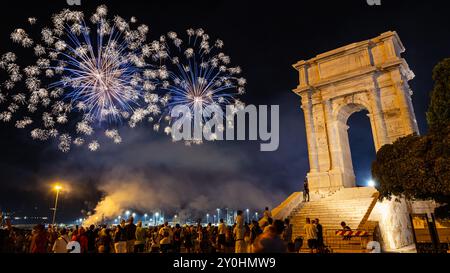 Ancona, Italien - 09-01-2024 - Feuerwerk bei Festa del Mare 2024 in der Nähe des Traiano Arc Stockfoto