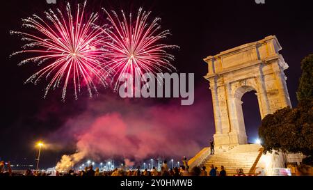 Ancona, Italien - 09-01-2024 - Feuerwerk bei Festa del Mare 2024 in der Nähe des Traiano Arc Stockfoto