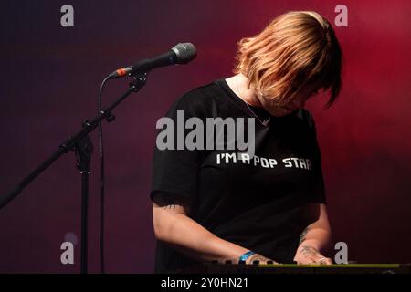 LOME GARDEN, KONZERT, 2024: Chloe Howard von der Band Lime Garden spielt die Far Out Stage. Tag 2 des Green man Festivals 2024 im Glanusk Park, Brecon, Wales. Foto: Rob Watkins. INFO: Lime Garden wurde 2019 gegründet und ist eine Indie-Band aus Brighton. Sie sind bekannt für ihren lebendigen Indie-Pop-Sound, der eingängige Melodien mit energischer Instrumentierung und introspektiven Texten verbindet. Stockfoto