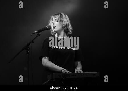 LOME GARDEN, KONZERT, 2024: Chloe Howard von der Band Lime Garden spielt die Far Out Stage. Tag 2 des Green man Festivals 2024 im Glanusk Park, Brecon, Wales. Foto: Rob Watkins. INFO: Lime Garden wurde 2019 gegründet und ist eine Indie-Band aus Brighton. Sie sind bekannt für ihren lebendigen Indie-Pop-Sound, der eingängige Melodien mit energischer Instrumentierung und introspektiven Texten verbindet. Stockfoto