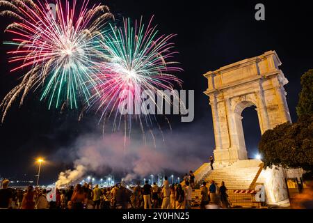 Ancona, Italien - 09-01-2024 - Feuerwerk bei Festa del Mare 2024 in der Nähe des Traiano Arc Stockfoto