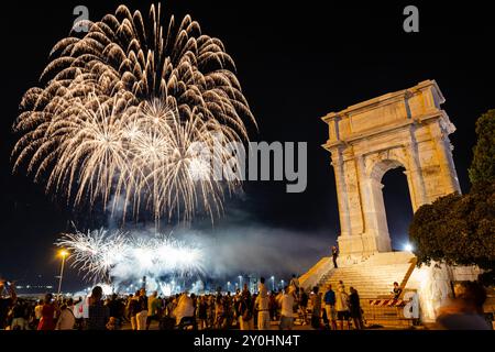 Ancona, Italien - 09-01-2024 - Feuerwerk bei Festa del Mare 2024 in der Nähe des Traiano Arc Stockfoto