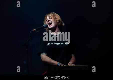 LOME GARDEN, KONZERT, 2024: Chloe Howard von der Band Lime Garden spielt die Far Out Stage. Tag 2 des Green man Festivals 2024 im Glanusk Park, Brecon, Wales. Foto: Rob Watkins. INFO: Lime Garden wurde 2019 gegründet und ist eine Indie-Band aus Brighton. Sie sind bekannt für ihren lebendigen Indie-Pop-Sound, der eingängige Melodien mit energischer Instrumentierung und introspektiven Texten verbindet. Stockfoto