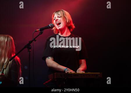 LOME GARDEN, KONZERT, 2024: Chloe Howard von der Band Lime Garden spielt die Far Out Stage. Tag 2 des Green man Festivals 2024 im Glanusk Park, Brecon, Wales. Foto: Rob Watkins. INFO: Lime Garden wurde 2019 gegründet und ist eine Indie-Band aus Brighton. Sie sind bekannt für ihren lebendigen Indie-Pop-Sound, der eingängige Melodien mit energischer Instrumentierung und introspektiven Texten verbindet. Stockfoto