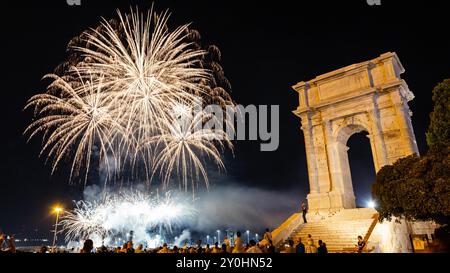 Ancona, Italien - 09-01-2024 - Feuerwerk bei Festa del Mare 2024 in der Nähe des Traiano Arc Stockfoto