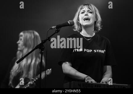 LOME GARDEN, KONZERT, 2024: Chloe Howard von der Band Lime Garden spielt die Far Out Stage. Tag 2 des Green man Festivals 2024 im Glanusk Park, Brecon, Wales. Foto: Rob Watkins. INFO: Lime Garden wurde 2019 gegründet und ist eine Indie-Band aus Brighton. Sie sind bekannt für ihren lebendigen Indie-Pop-Sound, der eingängige Melodien mit energischer Instrumentierung und introspektiven Texten verbindet. Stockfoto